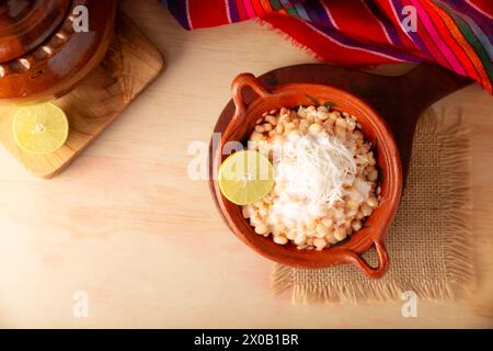 Esquites. Chicchi di mais cotti e serviti con maionese, panna acida, limone e peperoncino in polvere, cibo di strada molto popolare in Messico, noto anche come Elote en Vas Foto Stock