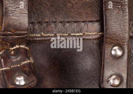 Prodotto in pelle con rivetti e cuciture. Occupa l'intera superficie dell'immagine. Primo piano. Foto Stock