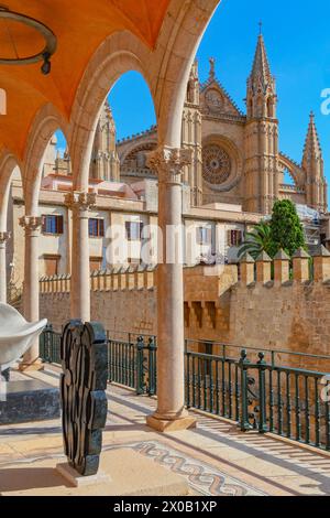 Vista della marcia di Palau e della Cattedrale di la Seu in lontananza, Palma di Maiorca, Maiorca, Isole Baleari, Spagna Foto Stock