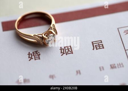 Documento in bianco di registrazione del matrimonio giapponese e anello della proposta di matrimonio sul tavolo da vicino Foto Stock