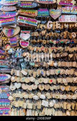 Kuala Lumpur, Malesia - aprile 5,2024 : vari tipi di portachiavi in legno fai da te. Foto Stock