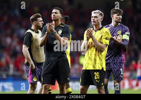 I giocatori del Borussia Dortmund, salutano i tifosi a tempo pieno durante la UEFA Champions League, i quarti di finale, partita di calcio di 1a tappa tra l'Atletico Madrid e il Borussia Dortmund il 10 aprile 2024 allo stadio Metropolitano di Madrid, Spagna Foto Stock