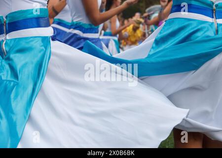 Donne di Maracatu, un'attività artistica culturale e religiosa brasiliana, che si tengono per mano in un gesto di pace, celebrazione, rispetto e amicizia Foto Stock