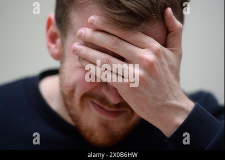 IMMAGINE POSTA DA Un MODELLO foto file datata 28/04/19, di un uomo che mostra segni di dolore. Il cane da guardia di spesa del NHS ha raccomandato una pillola una volta al giorno per trattare l'emicrania sul servizio sanitario in Inghilterra per la prima volta in una mossa che fornirà più opzioni di trattamento per alcuni 170.000 malati. Un ente caritatevole per l'emicrania ha chiesto un accesso "rapido" al farmaco per garantire che i pazienti con la condizione debilitante "possano beneficiarne il più rapidamente possibile". Data di pubblicazione: Giovedì 11 aprile 2024. Foto Stock