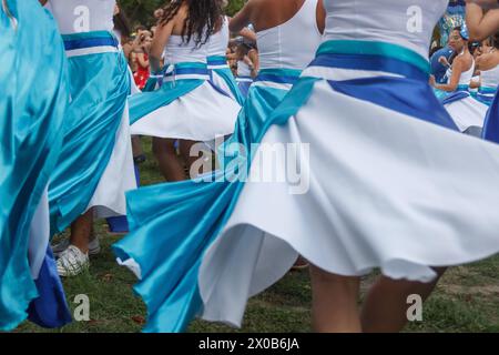 Donne di Maracatu, un'attività artistica culturale e religiosa brasiliana, che si tengono per mano in un gesto di pace, celebrazione, rispetto e amicizia Foto Stock