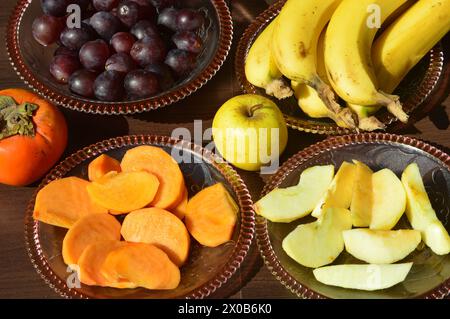 Varietà di frutta di tutti i giorni come banana mela uva e cachi buona fonte di minerali, vitamine e fibre.cibo sano. Foto Stock