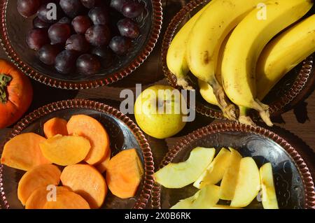 Varietà di frutta di tutti i giorni come banana mela uva e cachi buona fonte di minerali, vitamine e fibre.cibo sano. Foto Stock