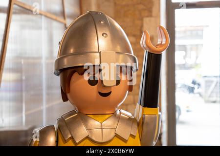 Bordeaux , Francia - 04 08 2024 : cavaliere di Playmobil in ritratto di statuina gigante giocattoli famosi prodotti in Germania Foto Stock