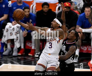 Los Angeles, Stati Uniti. 10 aprile 2024. La guardia dei Phoenix Suns Bradley Beal (3) spara davanti ai Los Angeles Clippers, la guardia Bones Hyland (5) durante il secondo tempo al Crypto.com Arena di Los Angeles mercoledì 10 aprile 2024. Foto di Alex Gallardo/UPI credito: UPI/Alamy Live News Foto Stock