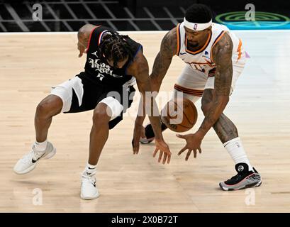 Los Angeles, Stati Uniti. 10 aprile 2024. La guardia dei Phoenix Suns Bradley Beal (R) ruba la palla alla alla guardia dei Los Angeles Clippers Bones Hyland (5) durante il secondo tempo al Crypto.com Arena di Los Angeles mercoledì 10 aprile 2024. Foto di Alex Gallardo/UPI credito: UPI/Alamy Live News Foto Stock