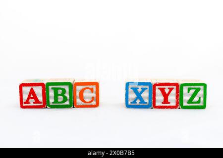 Blocchi di legno dell'alfabeto ABC e XYZ. Messa a fuoco selettiva con spazio di copia. Foto Stock