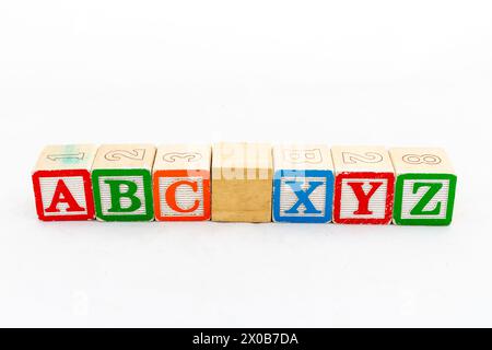 Blocchi alfabetici in legno ABC e XYZ isolati su sfondo bianco Foto Stock
