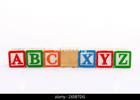 Blocchi di legno dell'alfabeto ABC e XYZ isolati su sfondo bianco Foto Stock