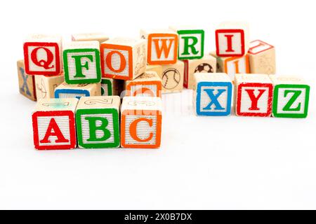 Blocchi di legno alfabetici con alfabeti ABC selettivi concentrati su sfondo bianco Foto Stock