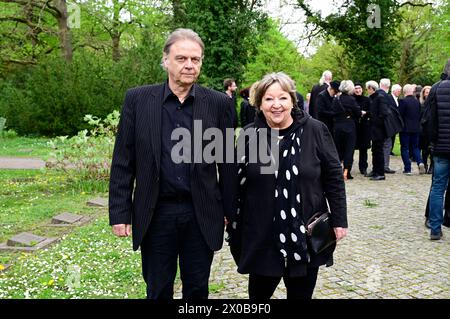 Angelika Mann mit Ehemann Ralf Rasch am Grab des verstorbenen Gitarristen von City, Fritz Puppel, auf dem Friedhof Baumschulenweg. Berlino, 10.04.2024 *** Angelika Mann con il marito Ralf Rasch alla tomba del chitarrista scomparso della città, Fritz Puppel, al cimitero di Baumschulenweg Berlino, 10 04 2024 foto:XM.xWehnertx/xFuturexImagex puppel gedenkfeier 4451 Foto Stock