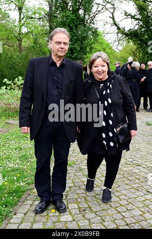 Angelika Mann mit Ehemann Ralf Rasch am Grab des verstorbenen Gitarristen von City, Fritz Puppel, auf dem Friedhof Baumschulenweg. Berlino, 10.04.2024 *** Angelika Mann con il marito Ralf Rasch alla tomba del chitarrista scomparso della città, Fritz Puppel, al cimitero di Baumschulenweg Berlino, 10 04 2024 foto:XM.xWehnertx/xFuturexImagex puppel gedenkfeier 4450 Foto Stock