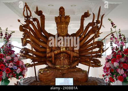 Guishan Guanyin dalle mille mani o Guan Yin dea bodhisattva divinità cinese per il popolo thailandese visita la benedizione di preghiera del rispetto al Wat Huay Pla Kang te Foto Stock