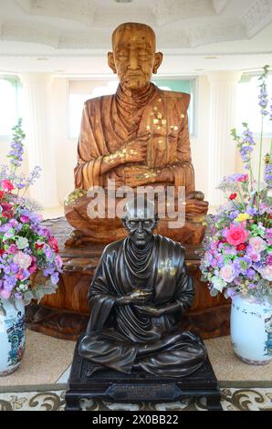 Scultura in legno e tempio buddista Luang Pho Tho di Wat Huay Pla Kang per i thailandesi i viaggiatori viaggiano per visitare la benedizione di preghiera di rispetto Foto Stock