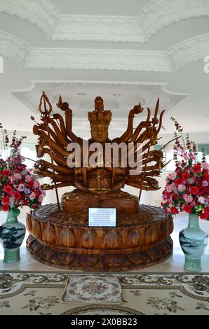 Guishan Guanyin dalle mille mani o Guan Yin dea bodhisattva divinità cinese per il popolo thailandese visita la benedizione di preghiera del rispetto al Wat Huay Pla Kang te Foto Stock