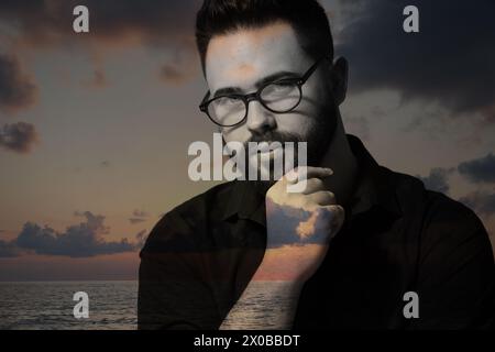 Doppia esposizione dell'uomo e del mare al tramonto Foto Stock
