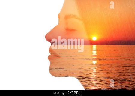 Doppia esposizione di bella donna e mare al tramonto Foto Stock