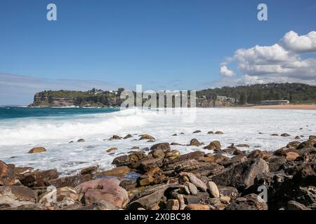 Avalon Beach a Sydney, Australia, autunno 2024, grandi onde e ondezze dell'oceano che causano la chiusura della spiaggia, dopo le inondazioni di aprile nel nuovo Galles del Sud Foto Stock