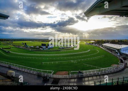 Una vista aerea dell'ippodromo di Aintree il primo giorno del Randox Grand National Festival del 2024. Data foto: Giovedì 11 aprile 2024. Foto Stock