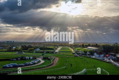 Una vista aerea dell'ippodromo di Aintree il primo giorno del Randox Grand National Festival del 2024. Data foto: Giovedì 11 aprile 2024. Foto Stock