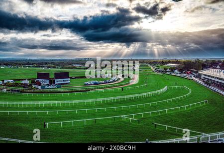 Una vista aerea dell'ippodromo di Aintree il primo giorno del Randox Grand National Festival del 2024. Data foto: Giovedì 11 aprile 2024. Foto Stock