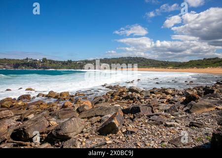 Avalon Beach a Sydney, Australia, autunno 2024, grandi onde e ondezze dell'oceano che causano la chiusura della spiaggia, dopo le inondazioni di aprile nel nuovo Galles del Sud Foto Stock