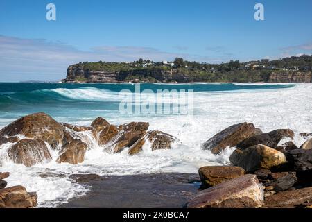 Avalon Beach a Sydney, Australia, autunno 2024, grandi onde e ondezze dell'oceano che causano la chiusura della spiaggia, dopo le inondazioni di aprile nel nuovo Galles del Sud Foto Stock