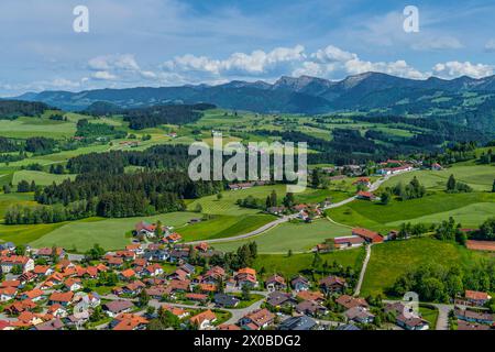 Vista aerea della Allgäu occidentale vicino a Oberreute sulla strada delle Alpi tedesche Foto Stock