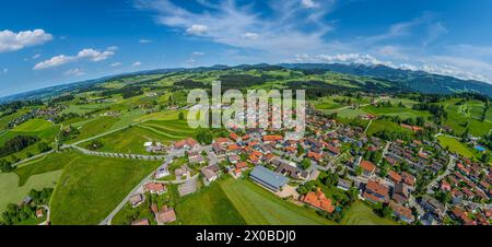 Vista aerea della Allgäu occidentale vicino a Oberreute sulla strada delle Alpi tedesche Foto Stock