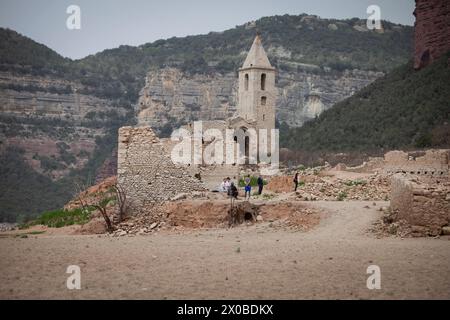 Vilanova De Sau, Spagna. 8 aprile 2024. I resti del piccolo villaggio di Sant Roma de Sau, compresa la sua chiesa ritenuta la chiesa più antica del mondo conservata in acqua, una volta sommersa nel 1962, sono nuovamente visibili, Spagna, Catalogna, 8 aprile 2024. Il lago di Sau è il simbolo della siccità che colpisce la Catalogna da più di tre anni. Foto di Thibaut Durand/ABACAPRESS.COM. Crediti: Abaca Press/Alamy Live News Foto Stock