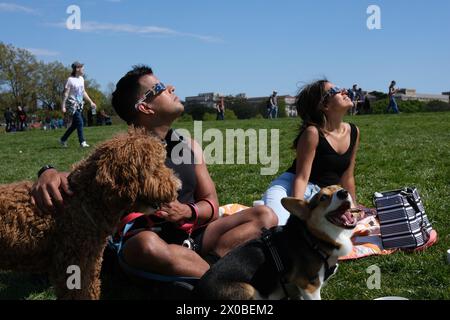 Washington DC, Stati Uniti. 8 aprile 2024. Migliaia di persone durante un'eclissi di sole che guardano il cielo al National Mall, Washington DC. Credito: SOPA Images Limited/Alamy Live News Foto Stock