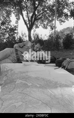 Aktuell 28-4-1973 : Reiseradioen på reisefotReiseradioen har i sommer tatt vegen fatt. EN studiobuss med seks programarbeidere skal tråle landet fra nord til Sør og gi glimt fra lokalmiljø og ferieliv. Et eksperiment vi håper slår til, sier Totto Osvold. Programstaben består i sommer av tretten personer og de skal hver ha to uker i bushen i løpet av sommeren. Til stadighet er det to Programfolk og Fire teknikere med i bussen. Otto Osvold er ansvarlig per Reiseradioen. Foto: Arild Malmberg / Robert Meyer / Aktuell / NTB ***FOTO IKKE BILDEBEHANDLET*** questo testo è stato automaticamente trans Foto Stock