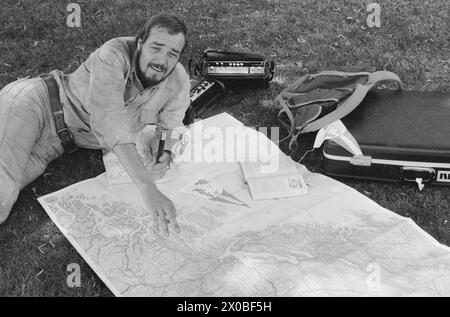 Aktuell 28-4-1973 : Reiseradioen på reisefotReiseradioen har i sommer tatt vegen fatt. EN studiobuss med seks programarbeidere skal tråle landet fra nord til Sør og gi glimt fra lokalmiljø og ferieliv. Et eksperiment vi håper slår til, sier Totto Osvold. Programstaben består i sommer av tretten personer og de skal hver ha to uker i bushen i løpet av sommeren. Til stadighet er det to Programfolk og Fire teknikere med i bussen. Otto Osvold er ansvarlig per Reiseradioen. Foto: Arild Malmberg / Robert Meyer / Aktuell / NTB ***FOTO IKKE BILDEBEHANDLET*** questo testo è stato automaticamente trans Foto Stock