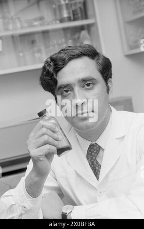 Aktuell 28-3-1973: Professore jobber på bensinstasjonDr. B. A. Siddiqi fra Pakistan er professor i genetikk. Han har tidligere hatt et forskningsstipend, uomini per å overleve har han den siste tiden arbeidet på en bensinstasjon. Han fikk ikke engang jobb som lavorante! Fino ad aprile undersøkte dr. Siddiqi — per svenske midler — 26 ulike fargestoffer som brukes i maten. ETT av dem — rødfargestoffet eretrozin — kan virke inn på arvestoffet hos mennesker, fastslo professoren. Nå får han ikke guida forskningsarbeid lenger. Foto: ODD Ween / Aktuell / NTB **FOTO IKKE BILDEBEHANDLET*** questo testo Foto Stock