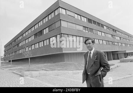 Aktuell 28-3-1973: Professore jobber på bensinstasjonDr. B. A. Siddiqi fra Pakistan er professor i genetikk. Han har tidligere hatt et forskningsstipend, uomini per å overleve har han den siste tiden arbeidet på en bensinstasjon. Han fikk ikke engang jobb som lavorante! Fino ad aprile undersøkte dr. Siddiqi — per svenske midler — 26 ulike fargestoffer som brukes i maten. ETT av dem — rødfargestoffet eretrozin — kan virke inn på arvestoffet hos mennesker, fastslo professoren. Nå får han ikke guida forskningsarbeid lenger. Foto: ODD Ween / Aktuell / NTB **FOTO IKKE BILDEBEHANDLET*** questo testo Foto Stock