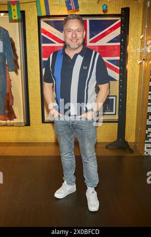 Lars Pape - Hard Rock World Burger Tour 2024 im Hard Rock Cafe Berlino ore 10.04.2024. Hardrock Cafe Berlin - World Burger Tour *** Lars Pape Hard Rock World Burger Tour 2024 all'Hard Rock Cafe Berlin il 10 04 2024 Hard Rock Cafe Berlin World Burger Tour Foto Stock