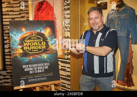 Lars Pape - Hard Rock World Burger Tour 2024 im Hard Rock Cafe Berlino ore 10.04.2024. Hardrock Cafe Berlin - World Burger Tour *** Lars Pape Hard Rock World Burger Tour 2024 all'Hard Rock Cafe Berlin il 10 04 2024 Hard Rock Cafe Berlin World Burger Tour Foto Stock