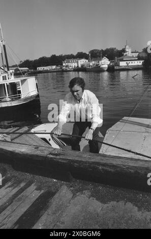 Aktuell 29-8-1973 : Båtradioen personligHan gir ikke råd om hva slags båt du skal kjøpe. Heller ikke om hvordan du skal øke toppfarten. Men ellers vet Kai otto Hansen en god del om båter og den underlige rasen som kalles båtfolk. 20 søndager i sommerhalvåret er han på lufta med råd. Foto: Svein Kløvig / Aktuell / NTB ***FOTO IKKE BILDEBEHANDLET*** questo testo è stato tradotto automaticamente! Foto Stock