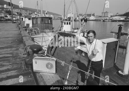 Aktuell 29-8-1973 : Båtradioen personligHan gir ikke råd om hva slags båt du skal kjøpe. Heller ikke om hvordan du skal øke toppfarten. Men ellers vet Kai otto Hansen en god del om båter og den underlige rasen som kalles båtfolk. 20 søndager i sommerhalvåret er han på lufta med råd. Foto: Svein Kløvig / Aktuell / NTB ***FOTO IKKE BILDEBEHANDLET*** questo testo è stato tradotto automaticamente! Foto Stock