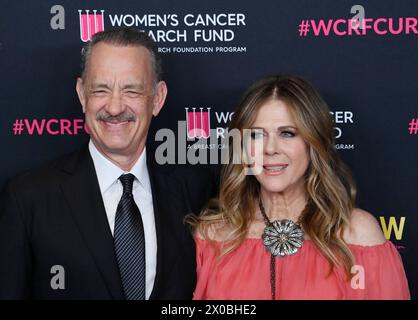 Beverly Hills, Stati Uniti. 10 aprile 2024. Tom Hanks e Rita Wilson partecipano a "una serata indimenticabile" a beneficio del Women's Cancer Research Fund presso il Beverly Wilshire Hotel a Beverly Hills mercoledì 10 aprile 2024. Foto di Jim Ruymen/UPI credito: UPI/Alamy Live News Foto Stock