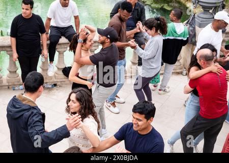 SALSA, PARCO CITTADINO, BARCELLONA: Le coppie ballano intorno alle terrazze della fontana Monumentale Cascada. Una splendida tradizione settimanale catalana è la festa di ballo all'aperto con salsa domenicale a partecipazione libera nel Parc de Ciutadella, Barcellona, Spagna. Le persone si presentano e si alternano per ballare con una serie di partner di danza disponibili. Foto: Rob Watkins Foto Stock