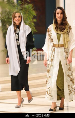 Riyadh, Arabia Saudita. 11 aprile 2024. Il principe ereditario Hussein e la principessa Rajwa di Giordania diventeranno genitori! Il 10 aprile la Corte reale hascemita ha annunciato che la regina Rania e il primogenito di re Abd Allah II e sua moglie aspettano il loro primo figlio questa estate - FILE - la regina Rania al Abdullah di Giordania (a sinistra) partecipa alla cerimonia di fidanzamento di suo figlio, il principe ereditario Hussein (o al Hussein) bin Abd Allah II, a Rajwa al Saif a Riyadh, Arabia Saudita, il 17 agosto 2022. Foto di Balkis Press/ABACAPRESS.COM credito: Abaca Press/Alamy Live News Foto Stock