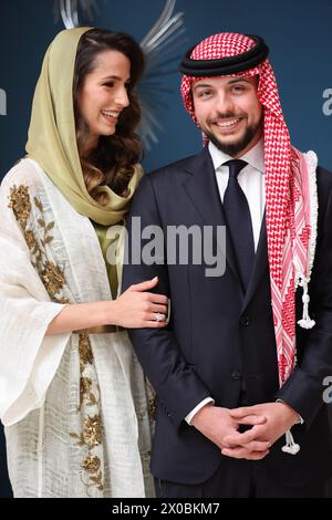 Riyadh, Arabia Saudita. 11 aprile 2024. Il principe ereditario Hussein e la principessa Rajwa di Giordania diventeranno genitori! Il 10 aprile la Corte reale hascemita ha annunciato che la regina Rania e il primogenito di re Abd Allah II e sua moglie stanno aspettando il loro primo figlio questa estate - FILE - il principe ereditario di Giordania Hussein (o al Hussein) bin Abd Allah II si fidanzò con Rajwa Khaled bin Musaed bin Saif bin Abdulaziz al Saif a Riyadh, Arabia Saudita, il 17 agosto 2022. Foto di Balkis Press/ABACAPRESS.COM credito: Abaca Press/Alamy Live News Foto Stock