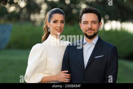 Riyadh, Arabia Saudita. 11 aprile 2024. Il principe ereditario Hussein e la principessa Rajwa di Giordania diventeranno genitori! Il 10 aprile la Corte reale hascemita ha annunciato che la regina Rania e il primogenito di re Abd Allah II e sua moglie aspettano il loro primo figlio questa estate - FILE - il principe ereditario della Giordania Hussein (o al Hussein) bin Abd Allah II impegnato con Rajwa al Saif a Riyad, Arabia Saudita, il 16 agosto 2022. Foto di Balkis Press/ABACAPRESS.COM credito: Abaca Press/Alamy Live News Foto Stock