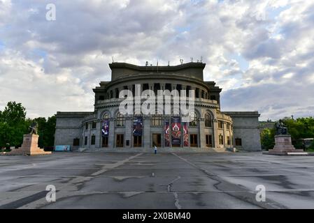 Facciata posteriore del Teatro Nazionale dell'Opera e del Balletto armeno all'alba, completata nel 1933 a Erevan, Armenia Foto Stock