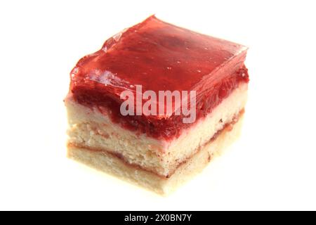 dessert alla fragola isolato su sfondo bianco Foto Stock